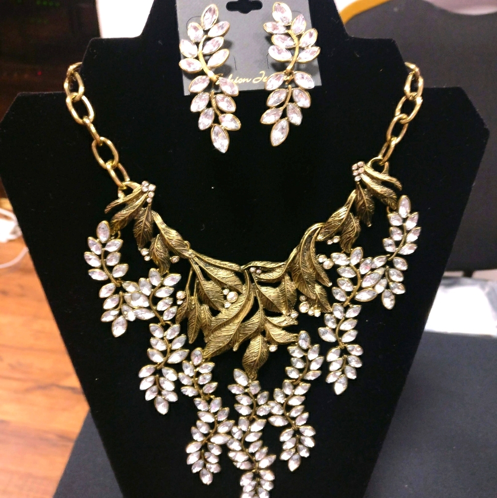 Celebritique Necklace set